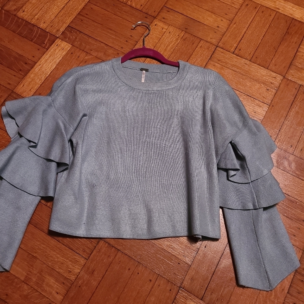 Long sleeve ruffle crop top Hp🔥🔥🔥 - Picture 1 of 5